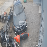 [VÍDEO] Veículo perde controle em curva e invade pátio de oficina de motos em Barra Velha; nove delas são atingidas