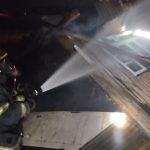 Fogo consumiu imóvel na noite deste domingo (18) em Barra Velha