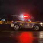 [VÍDEO] Madrugada fatal: jovens de 16 e 18 anos morrem em acidente após saída de pista na BR-101