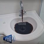 [VÍDEO] “Petróleo”: água incrivelmente suja sai pelas torneiras de em residências de Barra Velha