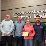 Recordista mundial de corrida em esteira recebe homenagem da Prefeitura de Barra Velha