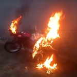 [VÍDEO] Mãe presenteia filho com moto e ateia fogo no veículo após atitudes erradas do rapaz
