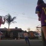 [VÍDEO] Menino é atropelado enquanto brincava no meio da rua; motorista foge sem prestar socorro e pai quase tomba veículo ao socorrer filho