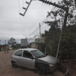 Motorista de Corsinha avança contra calçada e acerta poste no meio