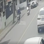 [VÍDEO] Armada, dupla a bordo de moto tenta roubar scooter elétrica com veículos em movimento em meio ao trânsito
