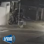 [VÍDEO] Câmera de segurança registra furto de scooter elétrica durante a madrugada