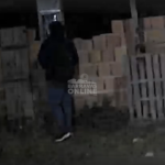 [VÍDEO] Ladrões tentam furtar fios em rua onde criminosos atiram pedras em residência; moradores pedem socorro